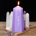 CALMING CRYSTAL CANDLE WITH ROUGH AMETHYST