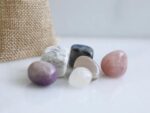 NATURAL HEALING CRYSTAL SET WITH ROSE QUARTZ, LEPIDOLITE, SODALITE, HOWLITE, CLEAR QUARTZ AND SAKURA AGATE – ANTI-STRESS COLLECTION - Image 2